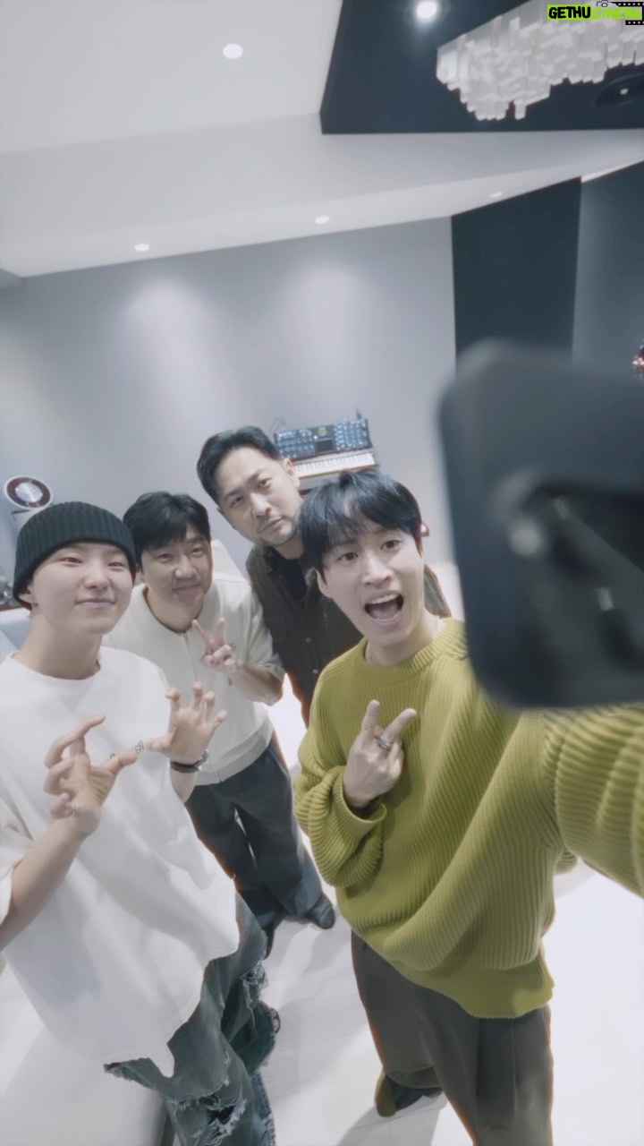 Tablo - 45K Likes - EPIK HIGH x HOSHI Screen Time drops today!!! #shorts #epikhigh #hoshi
Epik High - Screen Time ft. Hoshi of SEVENTEEN 11/1 6pm KST 🔔