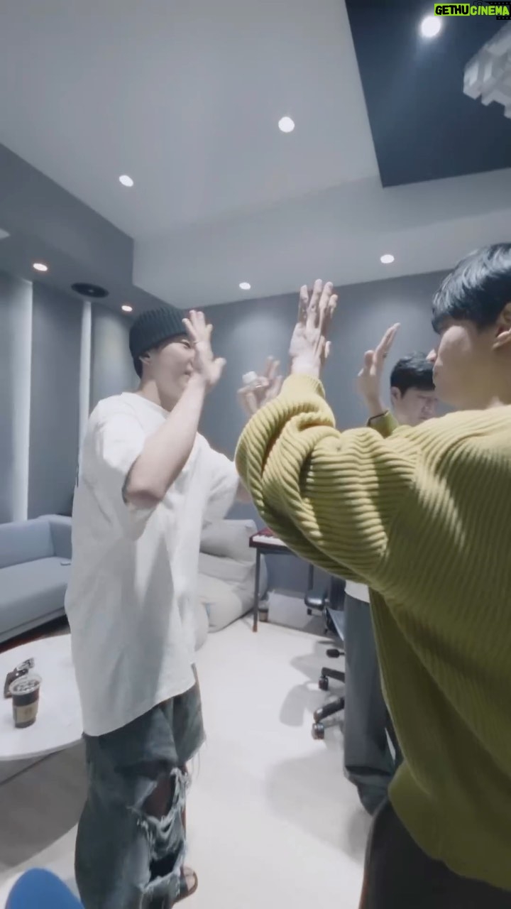 Tablo - 134.8K Likes - Epik High x Hoshi WORKING HARD AF #shorts #epikhigh #hoshi
Epik High - Screen Time ft. Hoshi of SEVENTEEN 11/1 6pm KST 🔔