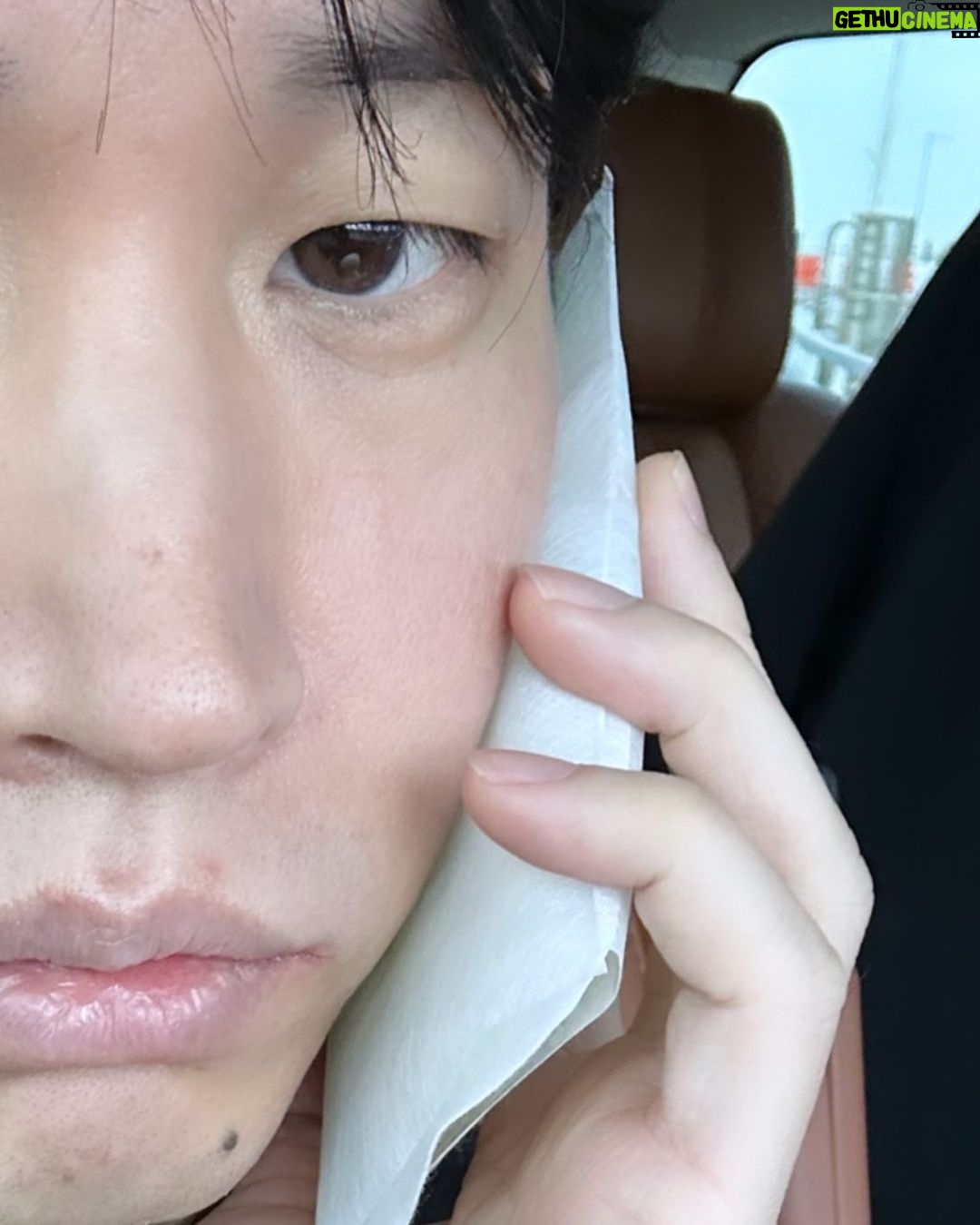 Tablo - 25.4K Likes - 어금니 치료 받고 얼음찜질 하라고 해서 이러고 돌아다니는데 사람들이 날 알아보고 다가오다가 “아 통화중이네” 하고 뒤돌아서서 감 #아이폰15프로맥스