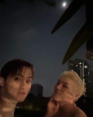 Taeyong Instagram - A chrome night in thailand 😆😁