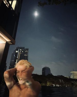 Taeyong Instagram - A chrome night in thailand 😆😁