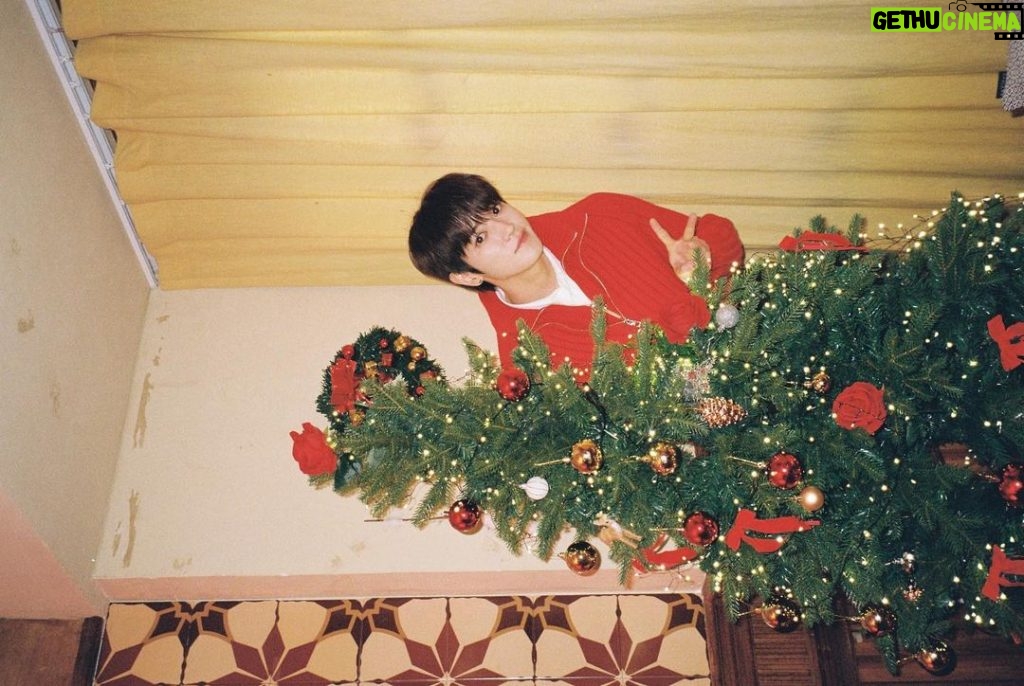 Taeyong Instagram - I hope this Christmas isn‘t our last. Have a happier Christmas next year and see you again on Christmas 2025 🤶🎄💚