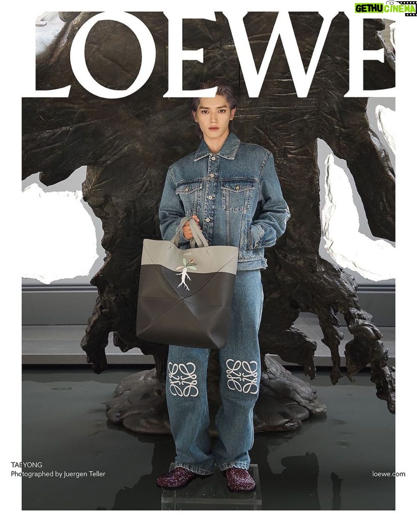 Taeyong Instagram - Global Brand Ambassador TAEYONG for LOEWE Spring Summer 2024 precollection. 글로벌 브랜드 엠버서더 태용과 함께한 로에베의 2024 봄-여름 프리컬렉션을 만나보세요. Photography Juergen Teller Creative direction Jonathan Anderson Creative partner Dovile Drizyte Styling Benjamin Bruno Production Holmes Production Artwork by Lynda Benglis, Crescendo, 1983-1984/2014-2015 Bronze © 2023 Lynda Benglis / Licensed by VAGA at Artists Rights Society (ARS), NY. Courtesy of the Artist and Pace Gallery, New York. #LOEWE #LOEWESS24