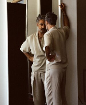 Taika Waititi Instagram - If you're sick of seeing me being iconic and putting every other human male 6 feet under with just one lewk, then try having to live in this body and look in the mirror EVERY DAY. Some say it's a blessing, others a curse, I say it's a blursing. @danascruggs took these photos and had to replace the cameras afterwards. Or get them bleached, can't remember. The main thing is that @nytimes exploited me just to make you to go see Thor: Love & Thunder which opens July 8. Get in it ya mutts.
Stylus: @jeanneyangstyle 
Kleidung: @kingandtuckfield 
Face job: @melissa.dezarate 
Foto werk: @danascruggs 
Model: GOD