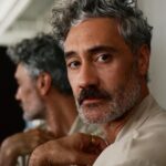 Taika Waititi Instagram – If you’re sick of seeing me being iconic and putting every other human male 6 feet under with just one lewk, then try having to live in this body and look in the mirror EVERY DAY. Some say it’s a blessing, others a curse, I say it’s a blursing. @danascruggs took these photos and had to replace the cameras afterwards. Or get them bleached, can’t remember. The main thing is that @nytimes exploited me just to make you to go see Thor: Love & Thunder which opens July 8. Get in it ya mutts.
Stylus: @jeanneyangstyle 
Kleidung: @kingandtuckfield 
Face job: @melissa.dezarate 
Foto werk: @danascruggs 
Model: GOD