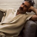 Taika Waititi Instagram – If you’re sick of seeing me being iconic and putting every other human male 6 feet under with just one lewk, then try having to live in this body and look in the mirror EVERY DAY. Some say it’s a blessing, others a curse, I say it’s a blursing. @danascruggs took these photos and had to replace the cameras afterwards. Or get them bleached, can’t remember. The main thing is that @nytimes exploited me just to make you to go see Thor: Love & Thunder which opens July 8. Get in it ya mutts.
Stylus: @jeanneyangstyle 
Kleidung: @kingandtuckfield 
Face job: @melissa.dezarate 
Foto werk: @danascruggs 
Model: GOD