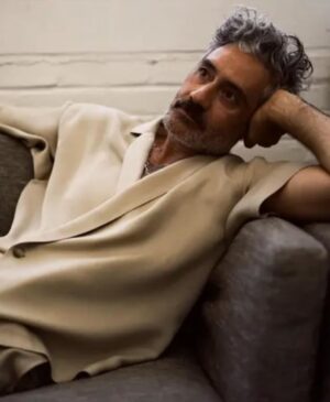 Taika Waititi Instagram - If you're sick of seeing me being iconic and putting every other human male 6 feet under with just one lewk, then try having to live in this body and look in the mirror EVERY DAY. Some say it's a blessing, others a curse, I say it's a blursing. @danascruggs took these photos and had to replace the cameras afterwards. Or get them bleached, can't remember. The main thing is that @nytimes exploited me just to make you to go see Thor: Love & Thunder which opens July 8. Get in it ya mutts.
Stylus: @jeanneyangstyle 
Kleidung: @kingandtuckfield 
Face job: @melissa.dezarate 
Foto werk: @danascruggs 
Model: GOD