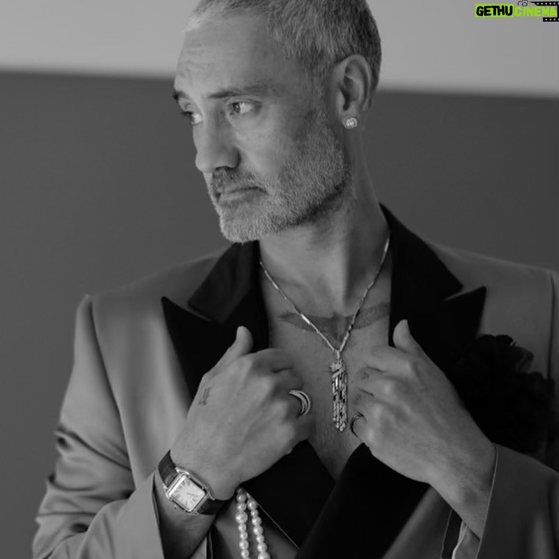 Taika Waititi Instagram - Cartier baby. @cartier #trinityrings #panthèredecartier vintage necklace #diamondpave earrings and #santos watch. @troublewithprabal tuxedo 📸@gregwilliamsphotography 🕺🏽@jeanneyangstyle 💄@melissa.dezarate