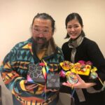 Takashi Murakami Instagram – We held a dinner party for my exhibition “Takashi Murakami Mononoke Kyoto” on February 2 from 8 to 10pm.
There, the guests were invited to take home a chestnut cake from Natsuko Shoji’s restaurant, été. Natsuko stayed at the venue, Hyatt Regency in Kyoto, for 3 days leading up to the event to make 300 sets. I would like to thank her sincerely.
 
We started working with Natsuko Shoji at the beginning of the pandemic—first in March 2020, when we collaborated on her cake, Fleurs d’été (mango), and chocolates.
After that, we were invited to have dinner at her restaurant, a very small establishment that only seats 6 people, with a menu of continuous surprises. Your party absolutely had to be 6 people. It was already an extremely exclusive establishment, but then, in the blink of an eye, she became a world-renowned chef.
But because we have known each other since early in her career, she kindly accommodated our request this time.
 
Everyone is of course excited during the party, but I think the true value of a party is tested when people reflect on it on their way home or at home afterwards. In that sense, the cake that Natsuko created for us is a work of art that will rewrite your memories with something even more wonderful when you take a bite.
 
Natsuko-san, who lives in Japan, is the one and only, super-duper genius. I am so lucky that I got to know her.
 
And I am truly grateful for her contribution for this event.
Thank you so much.

&
The sponsor of this project was @hublot @hublot_japan 
🙇‍♂️

@natsuko.ete @ete.restraurant
@takashimurakami_mononoke_kyoto by.
@hublot 
#kyotocitykyoceramuseumofart #kyoto #art #mononokekyoto #TakashiMurakami