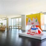 Takashi Murakami Instagram – The art collection of Ms. Mira Mikati @miramikati at her house was presented on leagueoto’s @leagueoto page.
She has been extremely supportive of Mr. @misteryanen and myself over the years.
With our art, we have almost single-mindedly been working on translating the visual and ideological influences of the otaku culture that started in the late 70s in Japan into Western contemporary art through the concept of Superflat. By collecting them and displaying them stylishly and beautifully, collectors like Mikati-san create their own world of beauty in a completely different dimension.

In the world of art, artists create their works without clear understanding as to why, and there are galleries that choose to present their works. And then there are collectors like Mikati-san, who digest those works in their own way and give them a more valuable presentation. A curator or critic who encounters those works at the collector’s house may introduce them to a museum, and at the museum the true value of the works are tested, and the evaluation will spread to the general public. I believe that it is only thanks to people like Mikati-san, who first see value in our works, that we, the artists, come to have meaning in this world.

Mikati-san, I have not seen you for quite some time, since the pandemic. I look forward to seeing you again.

Thank you as well, leagueoto’s editorial team, for all your support!

leagueoto @leagueoto 
のページで、ミラミカティさん @miramikati のお家のコレクションが公開されてました。
僕やミスター @misteryanen が滅茶苦茶お世話になって来ました。
僕らの芸術作品は日本の70年代後半から始まったオタク文化の影響を受けて来たビジュアルや思想的なモノを、スーパーフラットの思考を通して、西欧的な現代美術に転換させたもので、ただ必死に翻訳し続けて来たのですが、このミカティさんのように、コレクションしてくださって、おしゃれに美しく飾ってくださる事で、全く別次元の美の世界を創造してくださってます。

芸術の世界は、アーティストが何か訳もわからず作ったものを、チョイスするギャラリーが居て、それをミカティさんみたくコレクションして、咀嚼してより価値のあるプレゼンテーションをしてくれて、そのお家で作品に出会った、キュレーター、クリティックが、美術館に紹介してくれて、で、美術館にて真価が問われて、一般の人たちに広まるわけですが、その最初の評価をして下ったミカティさんのような人がいればこその、私たち、アーティストのこの世での意味でもあると思っています。

ミカティさん、pandemicを挟んでしばらくお会いしておりません。
また、お会いできる日を楽しみにしております。

あと、leagueotoの編集部様、いつもサポートありがとうございます！ Beirut, Lebanon