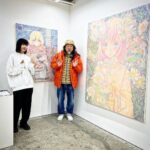 Takashi Murakami Instagram – 復活後のGEISAIは30歳以下の若者へのチャンスを広げてみたいと言う明確なビジョンがあったのだが、30歳以上の出展もなんとかしろ！とうるさいので、まぁ、会場も大きいし、良いかと思って了承した。
しかし賞まで、あげようとは思わなかった。
そしたら、審査員のカイカイキキアーティスト達から、30歳以上も賞をあげましょうよ、と言われてそうすることにした。
いろいろ私個人の思惑が捩れる現場のダイナミクスに多少戸惑いはあったが、まぁ、いっか、と思ってた。

この朋弓さんは、元、ミスターのアシスタントだったらしいのだが、辞めるにあたっていろいろ迷惑をかけてた事が、本展覧会をやってから発覚し、それはけしからん！と私が憤って、2人をつなげたが、もしかすると間違いだったのかもしれない。まぁ、しかし、そういうコミュニケーション含めてのGEISAIというイベントです。その復活のGEISAI。
来年7月に、京都で3回目をやることになりました。トホホ。これはあるしがらみでやることになったのです。
ほへぇ。

Winner of the Classic Special Prize
at “GEISAI#22 & Classic” @geisai
Tomoyumi, @tomoyumi33 a solo exhibition
“Borderline,”
2023/12/18 (Mon) to 12/24 (Sun).
https://zingarokk.com/gallery/hidarizingaro/exhibition/37576/
at Hidari Zingaro @hidarizingaro
.
.
「GEISAI#22&Classic」@geisai 
Classic特別賞 受賞。
朋弓　@tomoyumi33  個展
「ボーダーライン」
2023/12/18(月)〜12/24(日)
https://zingarokk.com/gallery/hidarizingaro/exhibition/37576/
会場　Hidari Zingaro @hidarizingaro 中野ブロードウェイ