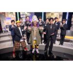 Takashi Murakami Instagram – 久しぶりに地上波に出演してしまいます。
TVに出る事、強く強く拒否してました。
何故なれば、出ると必ずバッシングされるので。
兎に角、日本の人との相性の悪い私です。

しかし、、、子供との対話、大好物すぎて抑えれませんでした。
トホホ。

そして、子供達とのワイワイガヤガヤ、楽しかったのです。

大学生の時も児童館で美術の先生掛け持ちでやってたりしてて、精神年齢が低年齢なので、好きなんだよなぁ。
なので、作った映画も子供達が主人公なのです。

「ワルイコあつまれ　年末スペシャル」　（放送はすべてNHK Eテレ）
１２月３０日（土）午前10:00～11:00　　　　　　　　　
１２月３０日（土）　夜 10:00～11:00

【出演】稲垣吾郎・草彅 剛・香取慎吾　
【ゲスト】大鶴義丹、片平なぎさ、久保田紗友、ジョン・ロビンソン、田中律子、村上隆、蓮佛美沙子　ほか