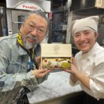 Takashi Murakami Instagram – 2011年、東関東大震災直後、京都に移住しました。
私は工房が埼玉にあるので、週に1〜2日間しか京都には居られない。強烈なファミリーシックになる日も多くありました。そんな状況に慣れて来た時、今度はパンデミックが襲って来て、会社も潰れそうになっちゃって、外出禁止令が出ていて、誰も乗っていない新幹線で、埼玉と京都を行き来してこの先どーなっちゃうのかなぁと、モヤモヤ不安な日々を過ごしてました。
そんな時期にレモワノー @moineauxles は、自分が住んでいた烏丸御池新町の近所に出来ました。小さな小さな何にも無いお店。その小さなガラスケースにあったモンブランを初めて食べたその時、頭の周りにこびりついていた不安が全部吹き飛んで、口の中に風が通り過ぎたような感じがして、数秒、幸せが押し寄せて来たのです。
そんな、レモワノーのモンブランとのコラボです。
一口食べると、色んなことが思い出されて、涙が滲んできます。
そんな感動をシェアしたくて、コラボしてみました。
桐箱入りのケーキです。大きいです。それを襟を正して、エイヤ!!と食べてみる。
ケーキを芸術として身体に触れさせて、入れてみる体験も悪くないと思うのです。
以下、購入の仕方だそうです。300台のみの制作だそうです。
手に入れられた方の感想、是非お聞かせくださいね。
村上隆
◎ご予約の開始日 12月14日(木)20時よりオンラインショッブにて
instagramよりオンラインのサイトに移動できます。
◎お渡し場所 パティスリーレモワノー
店頭お渡しのみ(京都市)
◎価格¥13500(税込)
◎サイズ縦7.4cm×横20cm高さ8cm
◎賞味期限 お渡し翌日まで
村上隆デザイン光琳のステッカー付紙袋と保冷バッグ保冷剤を含みます。 烏丸御池近辺