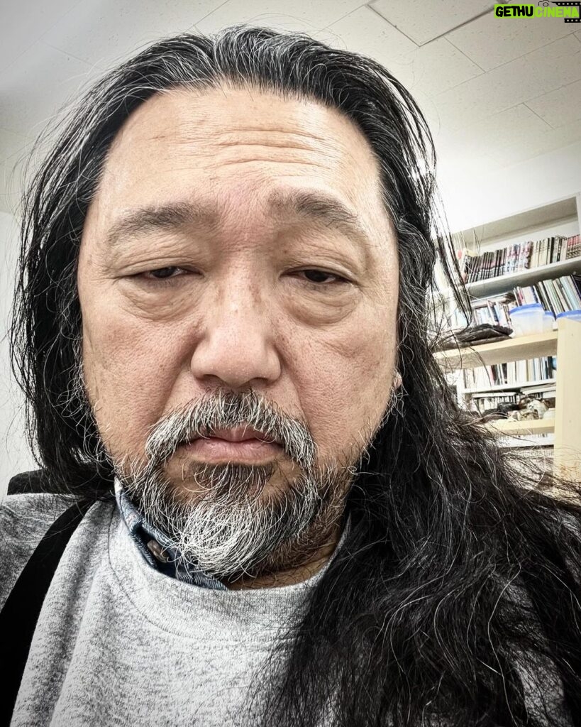 Takashi Murakami Instagram - 毎年毎年 「こんな寒さじゃ、来年は死んじゃうよ」 「来年こそは、このクソ寒いスタジオを脱出するぞ！」 と具体的なプランを考えるのだが、結果、納税で、金回り、てんやわんやして、何もできずに、寒い寒いで、春となる。 安楽の日々はいつまで経ってもやってこない。 Saitama Prefecture