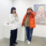Takashi Murakami Instagram – 復活後のGEISAIは30歳以下の若者へのチャンスを広げてみたいと言う明確なビジョンがあったのだが、30歳以上の出展もなんとかしろ！とうるさいので、まぁ、会場も大きいし、良いかと思って了承した。
しかし賞まで、あげようとは思わなかった。
そしたら、審査員のカイカイキキアーティスト達から、30歳以上も賞をあげましょうよ、と言われてそうすることにした。
いろいろ私個人の思惑が捩れる現場のダイナミクスに多少戸惑いはあったが、まぁ、いっか、と思ってた。

この朋弓さんは、元、ミスターのアシスタントだったらしいのだが、辞めるにあたっていろいろ迷惑をかけてた事が、本展覧会をやってから発覚し、それはけしからん！と私が憤って、2人をつなげたが、もしかすると間違いだったのかもしれない。まぁ、しかし、そういうコミュニケーション含めてのGEISAIというイベントです。その復活のGEISAI。
来年7月に、京都で3回目をやることになりました。トホホ。これはあるしがらみでやることになったのです。
ほへぇ。

Winner of the Classic Special Prize
at “GEISAI#22 & Classic” @geisai
Tomoyumi, @tomoyumi33 a solo exhibition
“Borderline,”
2023/12/18 (Mon) to 12/24 (Sun).
https://zingarokk.com/gallery/hidarizingaro/exhibition/37576/
at Hidari Zingaro @hidarizingaro
.
.
「GEISAI#22&Classic」@geisai 
Classic特別賞 受賞。
朋弓　@tomoyumi33  個展
「ボーダーライン」
2023/12/18(月)〜12/24(日)
https://zingarokk.com/gallery/hidarizingaro/exhibition/37576/
会場　Hidari Zingaro @hidarizingaro 中野ブロードウェイ