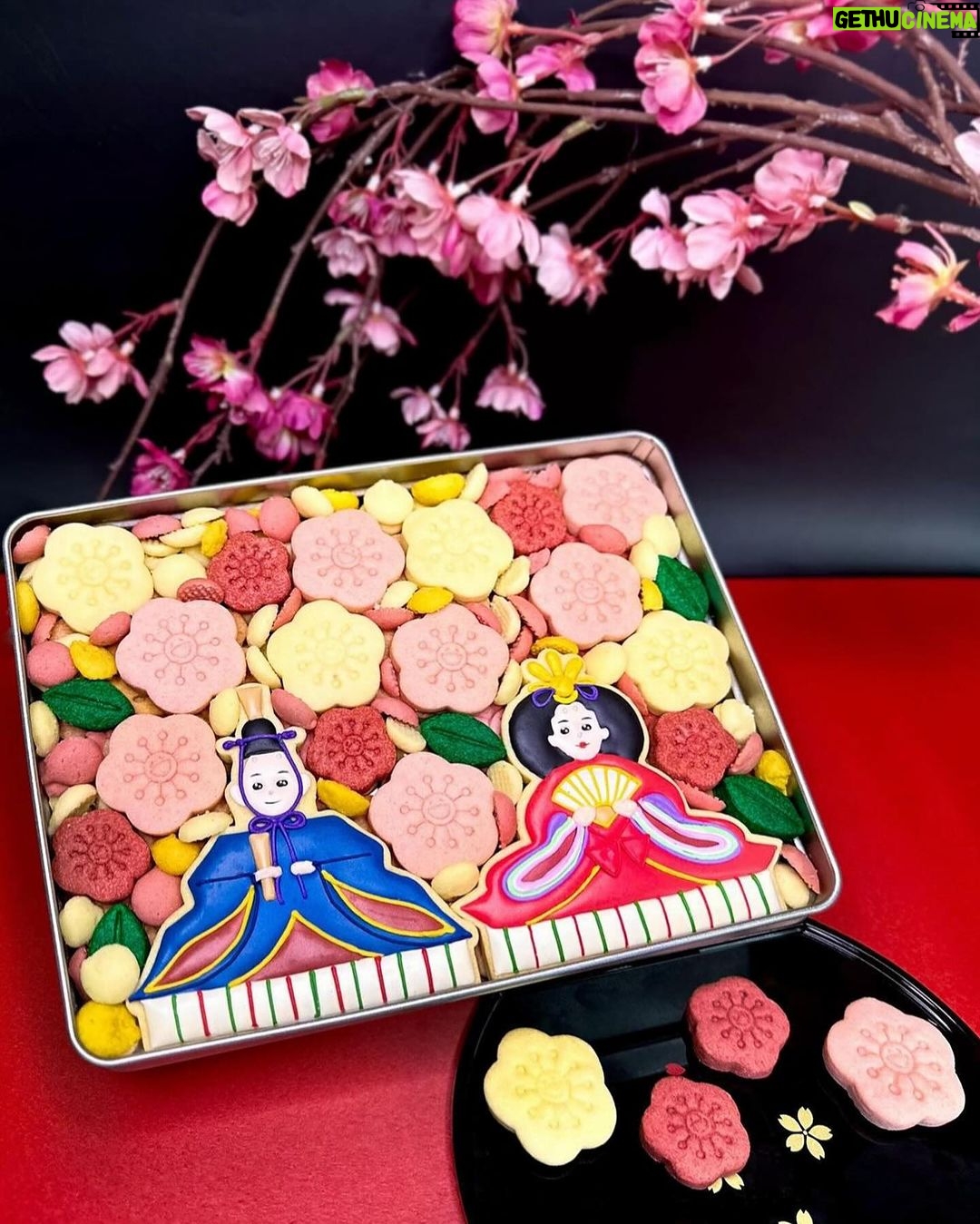 Takashi Murakami Instagram - @tonari_no_kaikado It is a celebration of the Peach Festival. 💕 新井薬師前駅