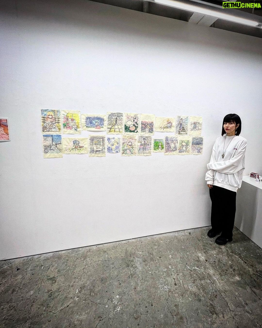 Takashi Murakami Instagram - 復活後のGEISAIは30歳以下の若者へのチャンスを広げてみたいと言う明確なビジョンがあったのだが、30歳以上の出展もなんとかしろ!とうるさいので、まぁ、会場も大きいし、良いかと思って了承した。 しかし賞まで、あげようとは思わなかった。 そしたら、審査員のカイカイキキアーティスト達から、30歳以上も賞をあげましょうよ、と言われてそうすることにした。 いろいろ私個人の思惑が捩れる現場のダイナミクスに多少戸惑いはあったが、まぁ、いっか、と思ってた。 この朋弓さんは、元、ミスターのアシスタントだったらしいのだが、辞めるにあたっていろいろ迷惑をかけてた事が、本展覧会をやってから発覚し、それはけしからん!と私が憤って、2人をつなげたが、もしかすると間違いだったのかもしれない。まぁ、しかし、そういうコミュニケーション含めてのGEISAIというイベントです。その復活のGEISAI。 来年7月に、京都で3回目をやることになりました。トホホ。これはあるしがらみでやることになったのです。 ほへぇ。 Winner of the Classic Special Prize at "GEISAI#22 & Classic" @geisai Tomoyumi, @tomoyumi33 a solo exhibition "Borderline," 2023/12/18 (Mon) to 12/24 (Sun). https://zingarokk.com/gallery/hidarizingaro/exhibition/37576/ at Hidari Zingaro @hidarizingaro . . 「GEISAI#22&Classic」@geisai Classic特別賞 受賞。 朋弓 @tomoyumi33 個展 「ボーダーライン」 2023/12/18(月)〜12/24(日) https://zingarokk.com/gallery/hidarizingaro/exhibition/37576/ 会場 Hidari Zingaro @hidarizingaro 中野ブロードウェイ