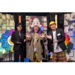 Takashi Murakami Instagram – 久しぶりに地上波に出演してしまいます。
TVに出る事、強く強く拒否してました。
何故なれば、出ると必ずバッシングされるので。
兎に角、日本の人との相性の悪い私です。

しかし、、、子供との対話、大好物すぎて抑えれませんでした。
トホホ。

そして、子供達とのワイワイガヤガヤ、楽しかったのです。

大学生の時も児童館で美術の先生掛け持ちでやってたりしてて、精神年齢が低年齢なので、好きなんだよなぁ。
なので、作った映画も子供達が主人公なのです。

「ワルイコあつまれ　年末スペシャル」　（放送はすべてNHK Eテレ）
１２月３０日（土）午前10:00～11:00　　　　　　　　　
１２月３０日（土）　夜 10:00～11:00

【出演】稲垣吾郎・草彅 剛・香取慎吾　
【ゲスト】大鶴義丹、片平なぎさ、久保田紗友、ジョン・ロビンソン、田中律子、村上隆、蓮佛美沙子　ほか