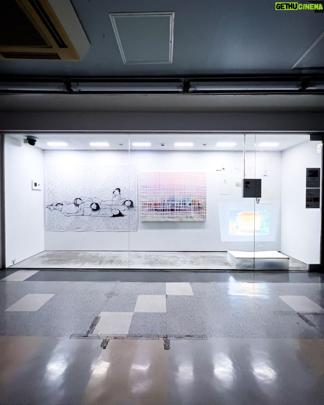 Takashi Murakami Instagram - @natsuko_kunishige 国重奈津子さんの個展 昨日まで。 @geisai の審査員の全員が、この作家は展覧会をやらせるべきだ、と言ってチョイスした作家さんです。 20歳代の時3年間鬱病で、寝たきりになってて、その時に太陽に当たりたい。西陽を浴びたら自分は元気になれる、という妄執に駆られていた日々を思い出して、その日の光がテーマの絵画を描いているとの事。 画力はある。 なので、コレからはコツコツそんなに大きな作品でないものを制作していく事で、彼女自身が癒されると思います。 展覧会は残念ながら、昨日で終わりましたが、是非彼女の活動、追いかけてみてください。 審査員の1人、 くらやえみさん @emikuraya も駆けつけてくださいました。 Winner of the Classic Special Prize at "GEISAI#22 & Classic" @geisai Natsuko Kunishige @natsuko_kunishige Solo Exhibition "A Close View," 2023/12/7(Thu.)-12(Tue.) https://zingarokk.com/gallery/hidarizingaro/exhibition/37332/ at Hidari Zingaro @hidarizingaro . . 「GEISAI#22&Classic」@geisai Classic特別賞 受賞。 国重奈津子 @natsuko_kunishige 個展 「近い景色」 2023/12/7(木)〜12/12(火) https://zingarokk.com/gallery/hidarizingaro/exhibition/37332/ 会場 Hidari Zingaro @hidarizingaro Hidari Zingaro 左甚蛾狼