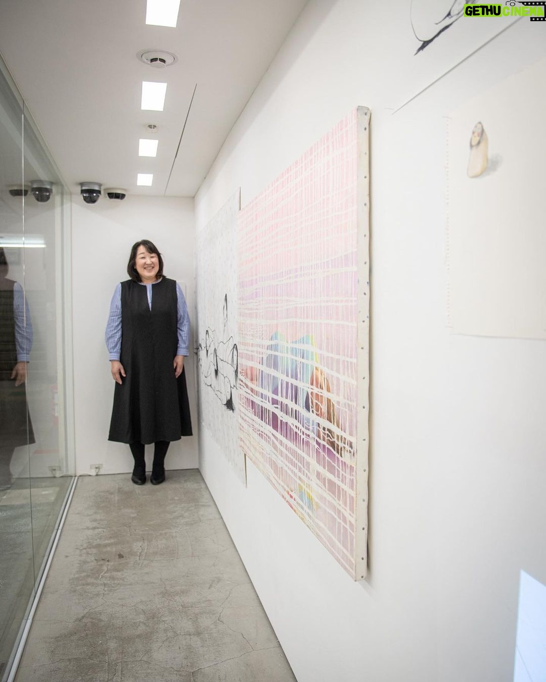 Takashi Murakami Instagram - @natsuko_kunishige 国重奈津子さんの個展 昨日まで。 @geisai の審査員の全員が、この作家は展覧会をやらせるべきだ、と言ってチョイスした作家さんです。 20歳代の時3年間鬱病で、寝たきりになってて、その時に太陽に当たりたい。西陽を浴びたら自分は元気になれる、という妄執に駆られていた日々を思い出して、その日の光がテーマの絵画を描いているとの事。 画力はある。 なので、コレからはコツコツそんなに大きな作品でないものを制作していく事で、彼女自身が癒されると思います。 展覧会は残念ながら、昨日で終わりましたが、是非彼女の活動、追いかけてみてください。 審査員の1人、 くらやえみさん @emikuraya も駆けつけてくださいました。 Winner of the Classic Special Prize at "GEISAI#22 & Classic" @geisai Natsuko Kunishige @natsuko_kunishige Solo Exhibition "A Close View," 2023/12/7(Thu.)-12(Tue.) https://zingarokk.com/gallery/hidarizingaro/exhibition/37332/ at Hidari Zingaro @hidarizingaro . . 「GEISAI#22&Classic」@geisai Classic特別賞 受賞。 国重奈津子 @natsuko_kunishige 個展 「近い景色」 2023/12/7(木)〜12/12(火) https://zingarokk.com/gallery/hidarizingaro/exhibition/37332/ 会場 Hidari Zingaro @hidarizingaro Hidari Zingaro 左甚蛾狼