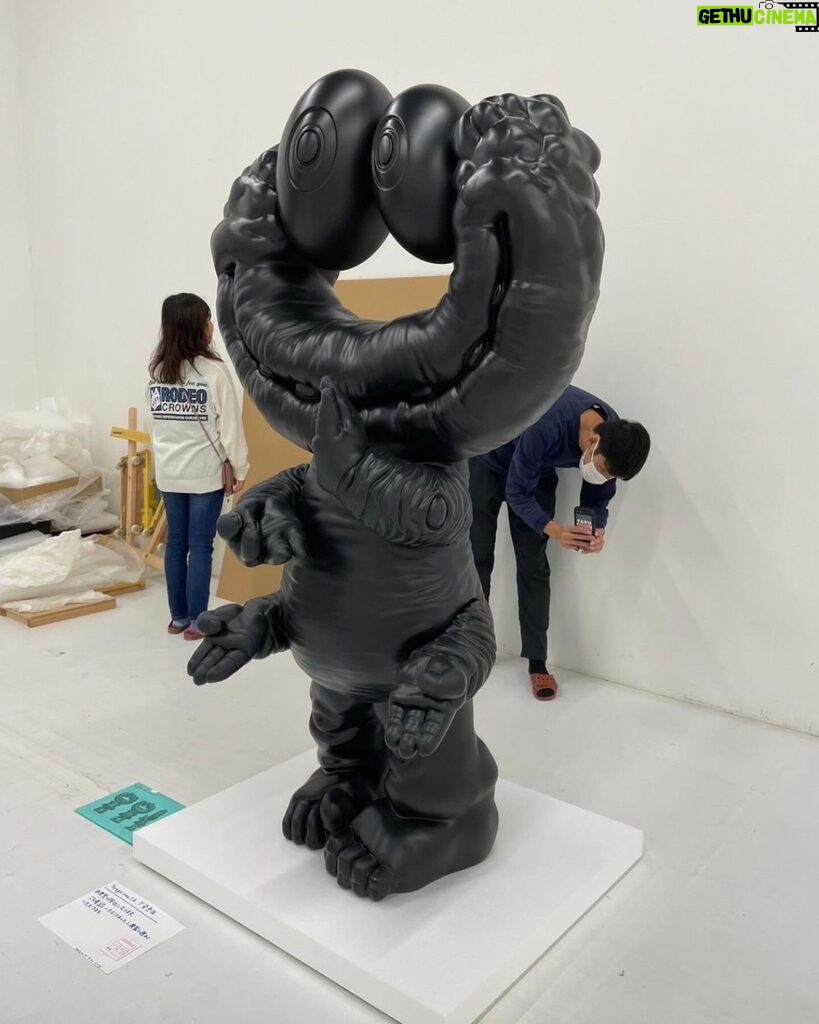Takashi Murakami Instagram - @tengaone He had been long time to ready to show soft vinal things, will show at @artbasel Hong Kong @kaikaikikigallery 👋 聖蹟桜ヶ丘