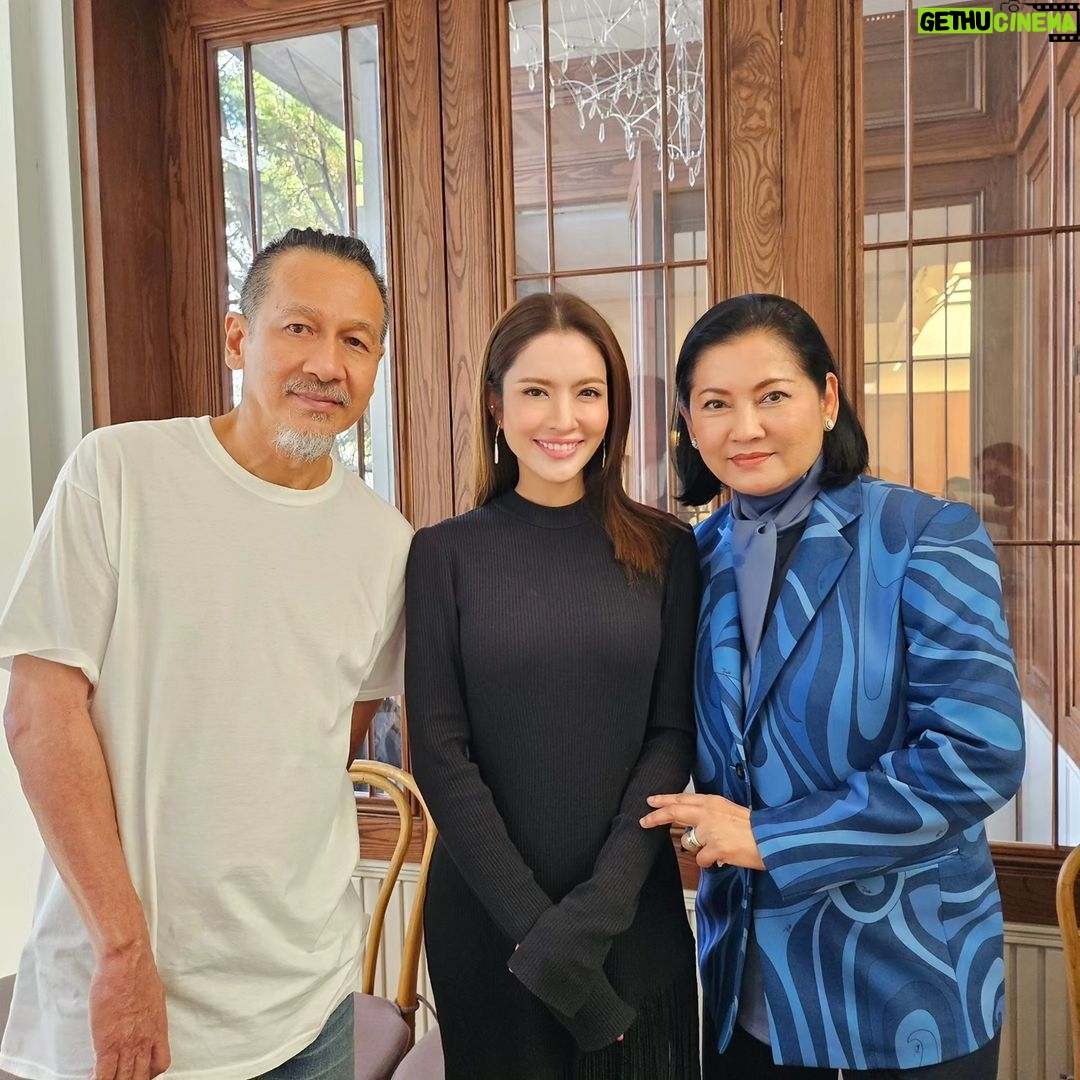 Taksaorn Paksukcharern Instagram - ขอแสดงความยินดีกับพี่อ๊อฟ&พี่แดง กับการเปิดตัว #Hangout 🥂 ทาง #Monomax ค่ะ เป็นครั้งแรกที่ พี่อ๊อฟกำกับ พี่แดงพล้อตเรื่อง และบีบีเป็นผู้จัด รักทั้งครอบครัวเลยต้องขอมาซัพพอร์ตกันค่ะ ❤️🎉🎉 ติดตามเรื่องราวสะท้อนปัญหาความรักและชีวิตคู่ที่น่าดูมากๆ เริ่ม 17 พย.นี้นะคะ @thanya.wachi