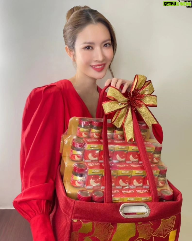 Taksaorn Paksukcharern Instagram - แบรนด์ ของขวัญปีใหม่ที่ดีที่สุดสำหรับแอฟ 🎁💝 ปีใหม่นี้ แอฟมอบของขวัญที่ดีที่สุดสำหรับคนที่แอฟรักและห่วงใย ด้วย “กระเช้าและชุดของขวัญจากแบรนด์” เพราะแบรนด์เป็นมากกว่าของขวัญที่ช่วยดูแลสุขภาพคนที่แอฟรัก แต่ยังสามารถนำไปใช้ต่อได้ ♻️ ♻️ชุดของขวัญแบรนด์รังนกแท้ฟุโรชิกิ รียูสเป็น “ผ้าพันคอ” ลายนกกระเรียนที่สื่อถึงสุขภาพดี อายุยืนยาว ♻️กระเช้าแบรนด์พรีเมี่ยม รียูสเป็น “กระเป๋าผ้า” ใช้ง่ายสะดวก จะถือก็ได้ จะสะพายก็สวย พร้อมลายใบแปะก๊วย สื่อถึงอายุยืน ความมั่นคง ✨ มอบของขวัญปีใหม่ให้พิเศษกว่าเดิมด้วยกระเช้าและชุดของขวัญจากแบรนด์ กันนะคะ ❤️ ❗️พิเศษ ช่วงวันสิ้นปี ลดราคาสูงสุด 25% ที่ห้างสรรพสินค้าและร้านค้าชั้นนำทั่วไป #ให้แบรนด์แทนใจ #ของขวัญปีใหม่