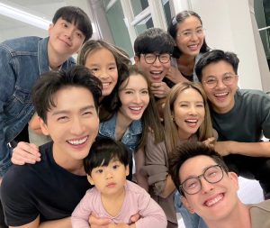Taksaorn Paksukcharern Instagram - เบิร์ดเดย์กันทุกปี ปีนี้พิเศษมีหนุ่มน้อยพีร์เจที่น่ารักด้วย แฮปปี้ อบอุ่น หัวเราะกันทั้งคืนจนเหนื่อยเช่นเคย... ขอบคุณนะคะ รักบ้านนี้ที่สุดค่ะ 🤗❤️❤️
