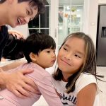 Taksaorn Paksukcharern Instagram - เบิร์ดเดย์กันทุกปี ปีนี้พิเศษมีหนุ่มน้อยพีร์เจที่น่ารักด้วย แฮปปี้ อบอุ่น หัวเราะกันทั้งคืนจนเหนื่อยเช่นเคย... ขอบคุณนะคะ รักบ้านนี้ที่สุดค่ะ 🤗❤️❤️