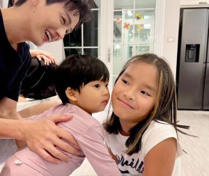 Taksaorn Paksukcharern Instagram - เบิร์ดเดย์กันทุกปี ปีนี้พิเศษมีหนุ่มน้อยพีร์เจที่น่ารักด้วย แฮปปี้ อบอุ่น หัวเราะกันทั้งคืนจนเหนื่อยเช่นเคย... ขอบคุณนะคะ รักบ้านนี้ที่สุดค่ะ 🤗❤️❤️