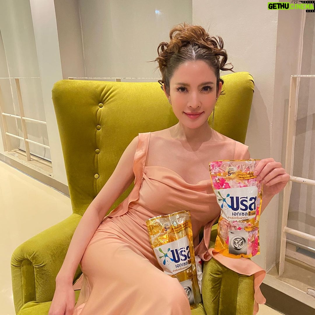 Taksaorn Paksukcharern Instagram - แอฟบอกต่อความหอมแบบ Luxury ให้ค่ะ 🥰 ใน บรีส เอกเซล โกลด์ และ โกลด์ ลักชัวรี่ บลูม 🌸สำหรับฝาหน้า สูตรที่ดีที่สุดของบรีส ความสะอาดซอกซอนที่ดีกว่าสูตรเก่า 5 เท่า กําจัดคราบหนักและลดกลิ่นอับตั้งแต่ครั้งแรกที่ซัก แถมยังหอมหรูหราสะพรั่งทั่วใยผ้า ติดทนยาวนาน 30 วัน ความเหนือระดับที่สร้างมาเพื่อผู้ใช้เครื่องซักผ้าฝาโดยเฉพาะ สูตรนี้สำหรับคนที่ใช้เครื่องฝาหน้าที่ต้องการความหอมแบบหรูหรา พร้อมขจัดคราบหนักด้วยเอนไซม์สกัดจากธรรมชาติ🌱 หาซื้อได้ที่ร้านและห้างสรรพสินค้าทั่วประเทศเลยค่ะ #บรีสเอกเซลซิกเนเจอร์ #บรีสสูตรน้ำขจัดคราบหนักเหนือกว่าผง #BreezeExcelGoldLuxuryBloom