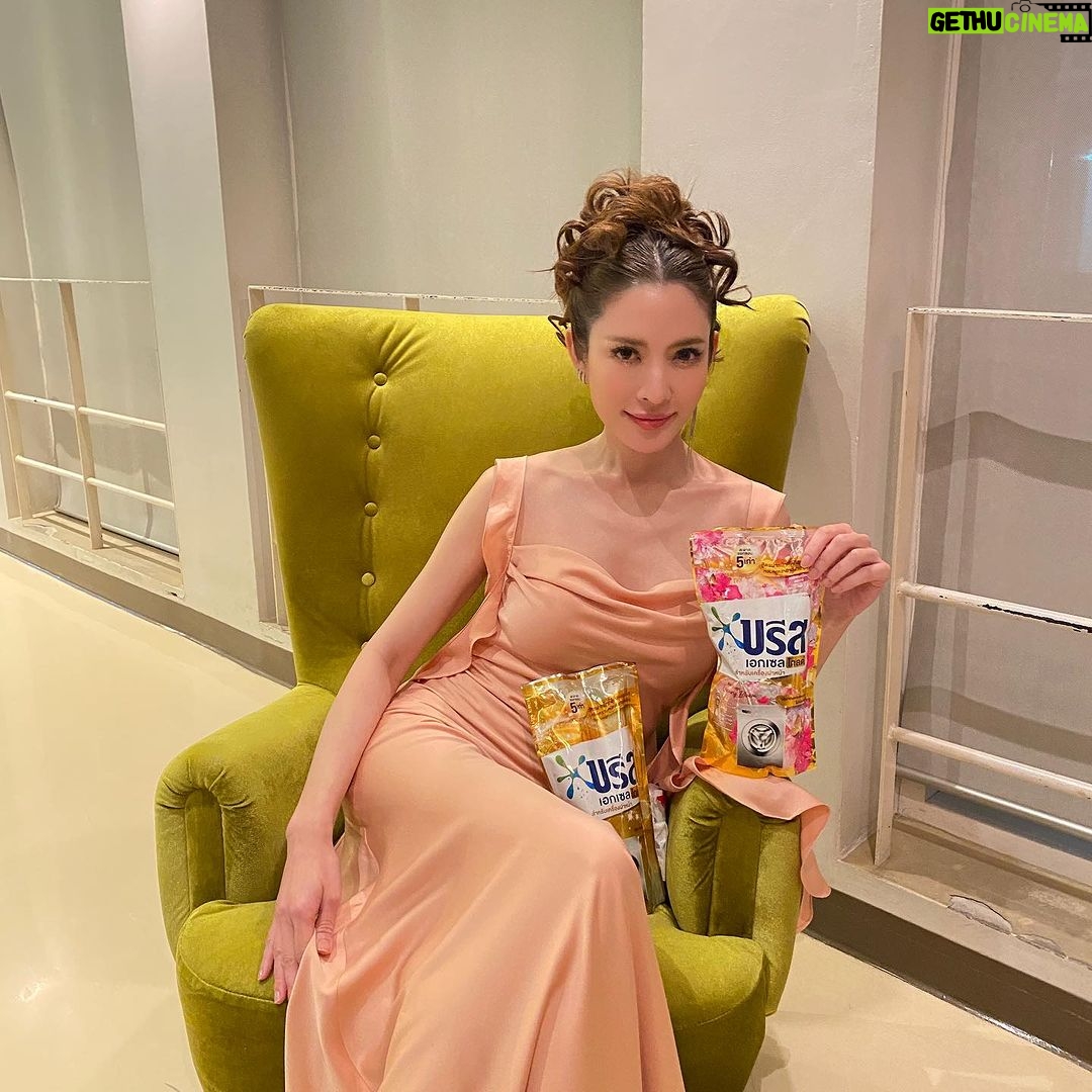 Taksaorn Paksukcharern Instagram - แอฟบอกต่อความหอมแบบ Luxury ให้ค่ะ 🥰 ใน บรีส เอกเซล โกลด์ และ โกลด์ ลักชัวรี่ บลูม 🌸สำหรับฝาหน้า สูตรที่ดีที่สุดของบรีส ความสะอาดซอกซอนที่ดีกว่าสูตรเก่า 5 เท่า กําจัดคราบหนักและลดกลิ่นอับตั้งแต่ครั้งแรกที่ซัก แถมยังหอมหรูหราสะพรั่งทั่วใยผ้า ติดทนยาวนาน 30 วัน ความเหนือระดับที่สร้างมาเพื่อผู้ใช้เครื่องซักผ้าฝาโดยเฉพาะ สูตรนี้สำหรับคนที่ใช้เครื่องฝาหน้าที่ต้องการความหอมแบบหรูหรา พร้อมขจัดคราบหนักด้วยเอนไซม์สกัดจากธรรมชาติ🌱 หาซื้อได้ที่ร้านและห้างสรรพสินค้าทั่วประเทศเลยค่ะ #บรีสเอกเซลซิกเนเจอร์ #บรีสสูตรน้ำขจัดคราบหนักเหนือกว่าผง #BreezeExcelGoldLuxuryBloom