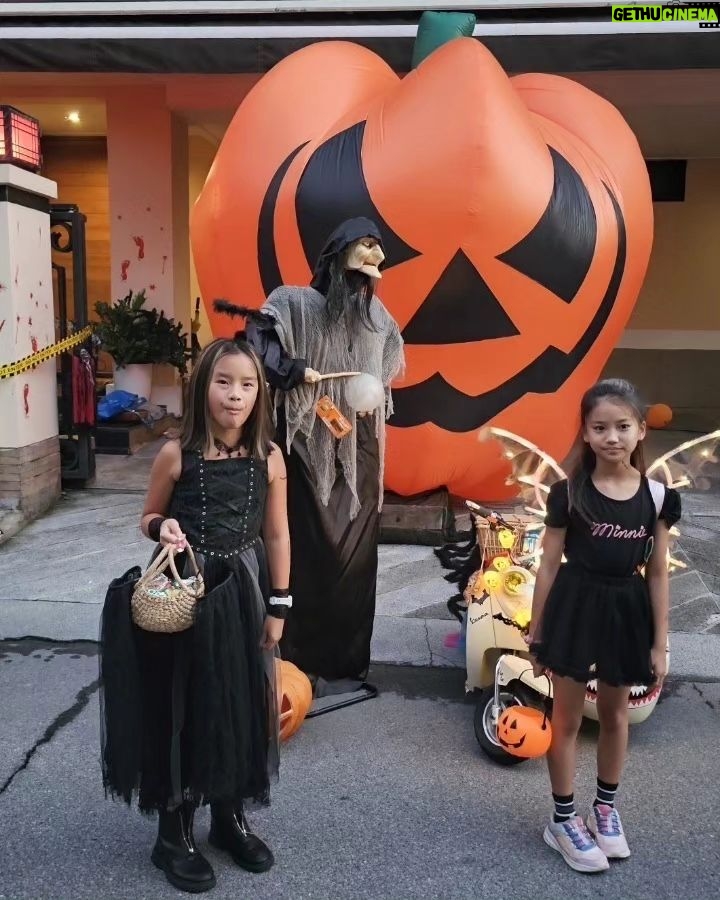 Taksaorn Paksukcharern Instagram - Halloween กับจาติมเพื่อนรัก 🎃 ขอบคุณพี่โน๊ต & พี่เกรซที่พาไปค่ะ ❤️ @gracemahadumrongkul @jongjet_note