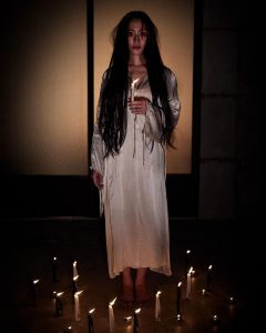 Taksaorn Paksukcharern Instagram - I’m not gonna hurt you 🕯🖤 #HappyHalloween Make up @yiim_makeup @mossomee Hair @noppasitt.vote @jeabjeab_jp Stylist @tuntunn @phynthilap @kkai.kn Photographer @roroko @kob.piyachat1565 & พี่แมนผู้ไม่มีไอจี Studio Newbrain