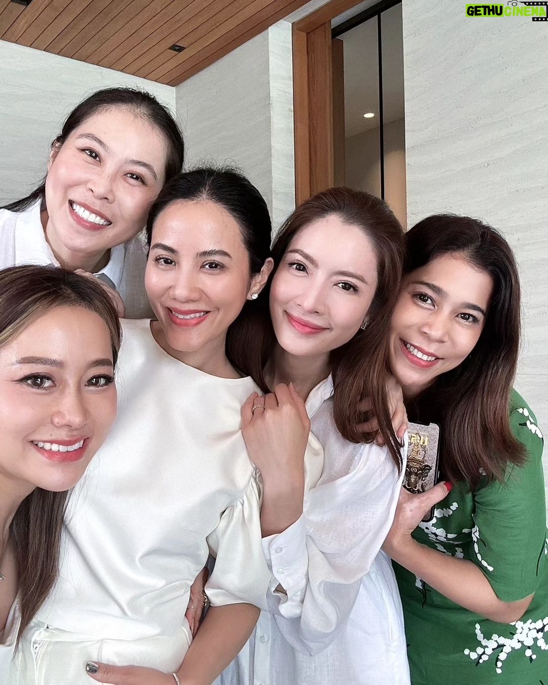 Taksaorn Paksukcharern Instagram - ขอบคุณออม&ตี๋ ที่ชวนมาร่วมฟังสวดพระพุทธมนต์ ถวายเพล และสังฆทานนะคะ 🤍🙏🤍@piyaromaom @tee7star อิ่มใจ อิ่มท้อง และดีใจได้เจอเพื่อนๆ จบงานด้วยให้สัมภาษณ์เจาะลึก Exclusive interview for my RB girls 🤭❤️ #เด็กราชินีบน #RB69