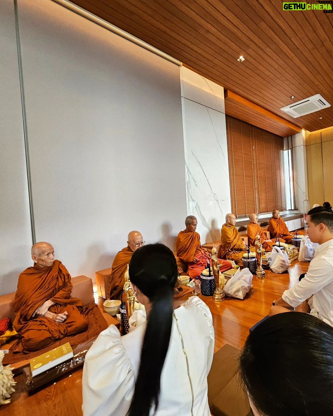Taksaorn Paksukcharern Instagram - ขอบคุณออม&ตี๋ ที่ชวนมาร่วมฟังสวดพระพุทธมนต์ ถวายเพล และสังฆทานนะคะ 🤍🙏🤍@piyaromaom @tee7star อิ่มใจ อิ่มท้อง และดีใจได้เจอเพื่อนๆ จบงานด้วยให้สัมภาษณ์เจาะลึก Exclusive interview for my RB girls 🤭❤️ #เด็กราชินีบน #RB69