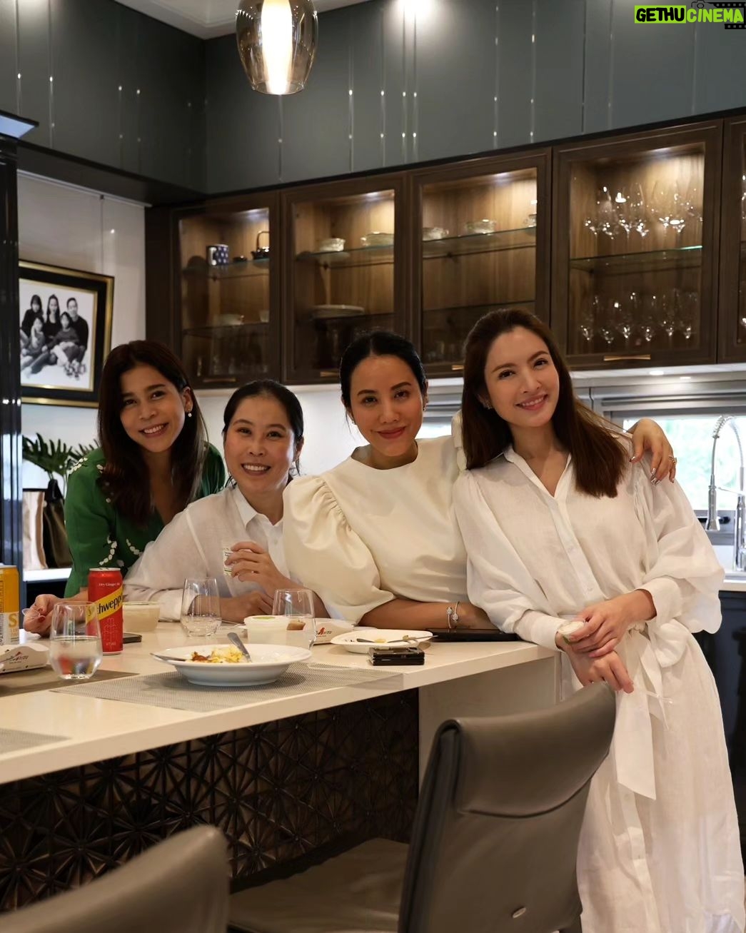 Taksaorn Paksukcharern Instagram - ขอบคุณออม&ตี๋ ที่ชวนมาร่วมฟังสวดพระพุทธมนต์ ถวายเพล และสังฆทานนะคะ 🤍🙏🤍@piyaromaom @tee7star อิ่มใจ อิ่มท้อง และดีใจได้เจอเพื่อนๆ จบงานด้วยให้สัมภาษณ์เจาะลึก Exclusive interview for my RB girls 🤭❤️ #เด็กราชินีบน #RB69
