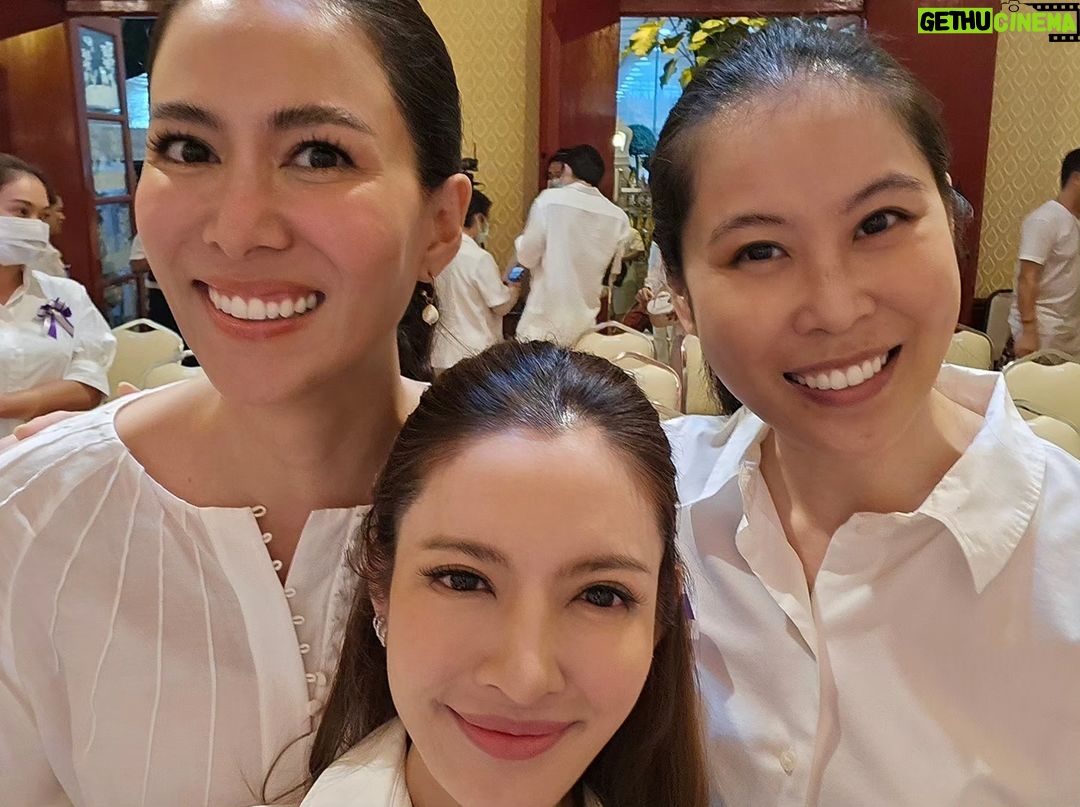 Taksaorn Paksukcharern Instagram - ขอบพระคุณอาจารย์ช้างที่ให้แอฟได้ร่วมพิธีสวดนพเคราะห์ดาวราหูย้ายราศีค่ะ 🤍🙏🤍 @morchang ได้ไหว้ด้วยกันในวันเกิดเพื่อนรัก @thanikan_oum และดีใจได้เจอเชอรี่ด้วยนะคะ @cherrykhemupsorn 😊 วัดสระเกศ ราชวรมหาวิหาร ภูเขาทอง
