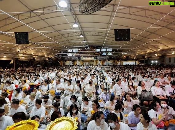 Taksaorn Paksukcharern Instagram - ขอบพระคุณอาจารย์ช้างที่ให้แอฟได้ร่วมพิธีสวดนพเคราะห์ดาวราหูย้ายราศีค่ะ 🤍🙏🤍 @morchang ได้ไหว้ด้วยกันในวันเกิดเพื่อนรัก @thanikan_oum และดีใจได้เจอเชอรี่ด้วยนะคะ @cherrykhemupsorn 😊 วัดสระเกศ ราชวรมหาวิหาร ภูเขาทอง