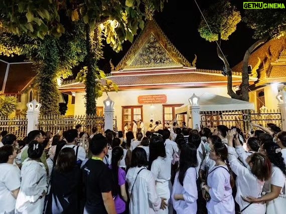 Taksaorn Paksukcharern Instagram - ขอบพระคุณอาจารย์ช้างที่ให้แอฟได้ร่วมพิธีสวดนพเคราะห์ดาวราหูย้ายราศีค่ะ 🤍🙏🤍 @morchang ได้ไหว้ด้วยกันในวันเกิดเพื่อนรัก @thanikan_oum และดีใจได้เจอเชอรี่ด้วยนะคะ @cherrykhemupsorn 😊 วัดสระเกศ ราชวรมหาวิหาร ภูเขาทอง