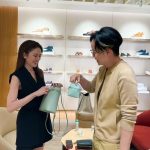 Taksaorn Paksukcharern Instagram – Nice to meet you and congratulations for the 1st @loropiana in Thailand 🎉🎉🎉 @macattaneo @leo9chow

วันนี้พี่ป๊อปที่รักพาแอฟช้อปปิ้ง และดีใจที่ได้เจอพี่หนึ่งและครอบครัวนะคะ เห็นพี่หนึ่งช้อปวันนี้แล้วมีแรงกลับไปทำงานต่อเลยค่ะ 🤩 @1_suriyon
#พี่ป๊อปผู้ไม่มีไอจี