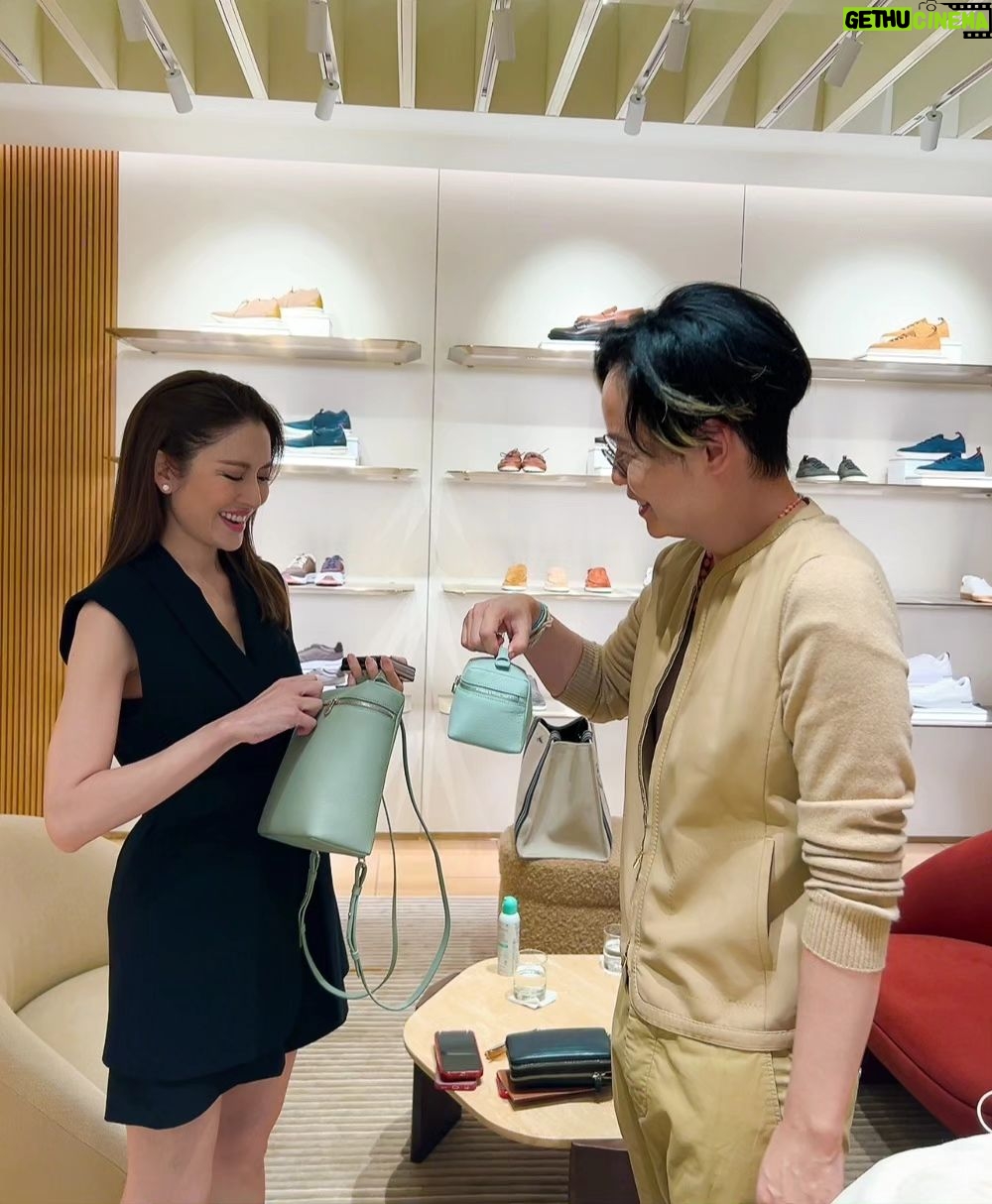 Taksaorn Paksukcharern Instagram - Nice to meet you and congratulations for the 1st @loropiana in Thailand 🎉🎉🎉 @macattaneo @leo9chow วันนี้พี่ป๊อปที่รักพาแอฟช้อปปิ้ง และดีใจที่ได้เจอพี่หนึ่งและครอบครัวนะคะ เห็นพี่หนึ่งช้อปวันนี้แล้วมีแรงกลับไปทำงานต่อเลยค่ะ 🤩 @1_suriyon #พี่ป๊อปผู้ไม่มีไอจี