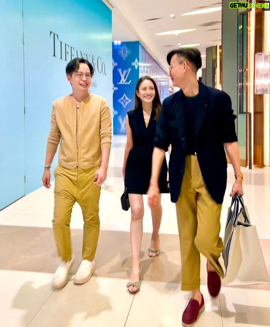 Taksaorn Paksukcharern Instagram - Nice to meet you and congratulations for the 1st @loropiana in Thailand 🎉🎉🎉 @macattaneo @leo9chow วันนี้พี่ป๊อปที่รักพาแอฟช้อปปิ้ง และดีใจที่ได้เจอพี่หนึ่งและครอบครัวนะคะ เห็นพี่หนึ่งช้อปวันนี้แล้วมีแรงกลับไปทำงานต่อเลยค่ะ 🤩 @1_suriyon #พี่ป๊อปผู้ไม่มีไอจี