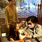 Taksaorn Paksukcharern Instagram – Nice to meet you and congratulations for the 1st @loropiana in Thailand 🎉🎉🎉 @macattaneo @leo9chow

วันนี้พี่ป๊อปที่รักพาแอฟช้อปปิ้ง และดีใจที่ได้เจอพี่หนึ่งและครอบครัวนะคะ เห็นพี่หนึ่งช้อปวันนี้แล้วมีแรงกลับไปทำงานต่อเลยค่ะ 🤩 @1_suriyon
#พี่ป๊อปผู้ไม่มีไอจี