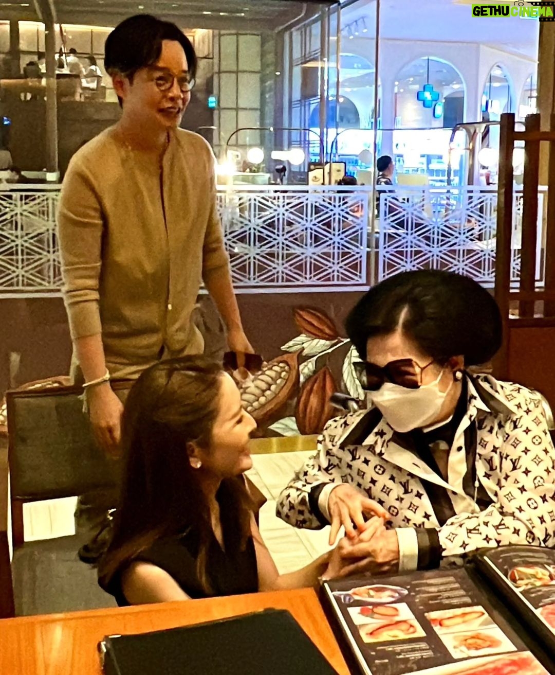 Taksaorn Paksukcharern Instagram - Nice to meet you and congratulations for the 1st @loropiana in Thailand 🎉🎉🎉 @macattaneo @leo9chow วันนี้พี่ป๊อปที่รักพาแอฟช้อปปิ้ง และดีใจที่ได้เจอพี่หนึ่งและครอบครัวนะคะ เห็นพี่หนึ่งช้อปวันนี้แล้วมีแรงกลับไปทำงานต่อเลยค่ะ 🤩 @1_suriyon #พี่ป๊อปผู้ไม่มีไอจี