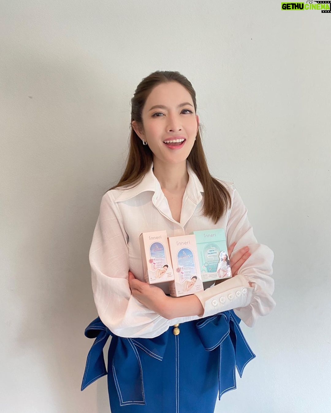 Taksaorn Paksukcharern Instagram - สำหรับหลายๆ คนที่ถามเข้ามาว่า แอฟทานโพรไบโอติกของแบรนด์อะไร ขอตอบตรงนี้อีกครั้ง ของแบรนด์อินเนอริ แบรนด์ของแอฟเองค่ะ ชื่อเมต้า โพรไบโอติก เป็นสูตรผงพร้อมทาน ช่วยเรื่องระบบขับถ่าย เสริมการเผาผลาญ และช่วยคุมหิว ลดการทานจุบจิบค่ะ ตอนนี้อินเนอริ เมต้า โพรไบโอติก และนูทริโอ้ ทั้งขวดเล็กและขวดใหญ่ มีวางจำหน่ายที่ 🛍️ ร้าน EVEANDBOY ทุกสาขาแล้วค่ะ 🛒ลูกค้าที่สนใจ แวะไปอุดหนุนกันได้เลย 😘 หรือต้องการข้อมูลสารสกัดและคุณสมบัติเพิ่มเติม ทักไปสอบถามได้ที่ IG 👉🏻 @inneribrand หรือแอด LINE @inneribrand ได้เลยนะคะ 💕 #inneri #metaprobiotic #nutrio #premiumsupplement #metabolismbooster #แบรนด์ของแอฟ #eveandboy