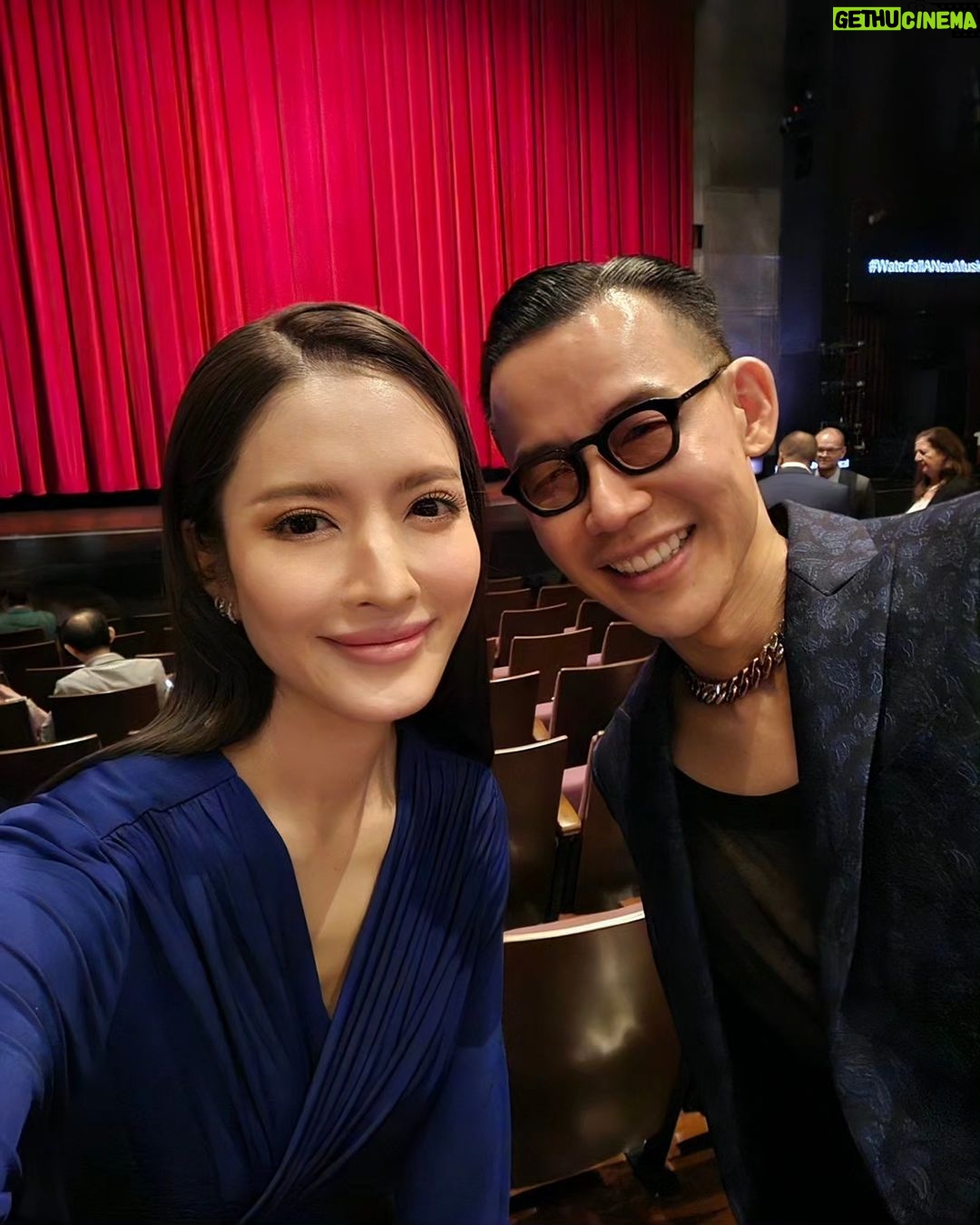 Taksaorn Paksukcharern Instagram - "WATERFALL" A New Musical มิวซิคัลไทยที่เคยไปบรอดเวย์ แล้ววันนี้กลับมาไทยให้เราได้ดูกันในเวอร์ชั่นใหม่ กับนักแสดง นักเขียนบท นักเขียนเพลงบรอดเวย์ระดับโลก ไฮไลท์อยู่ที่ยกน้ำตกมิตะเกะมาไว้บนเวทีเลยค่ะ! เป็นโปรดักชันที่ไม่ควรพลาด แสดงถึง 1 ตุลาคมนี้เท่านั้นนะคะ ถ้าใครไปดูจะบอกว่าแอฟชอบความสัมพันธ์ของ แคทเธอรีน & นวล น่ารักกก… 🤍 #waterfallanewmusical #เมืองไทยรัชดาลัยเธียเตอร์ เมืองไทยรัชดาลัยเธียเตอร์ Esplanad Ratchada