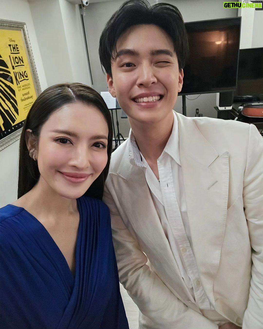 Taksaorn Paksukcharern Instagram - "WATERFALL" A New Musical มิวซิคัลไทยที่เคยไปบรอดเวย์ แล้ววันนี้กลับมาไทยให้เราได้ดูกันในเวอร์ชั่นใหม่ กับนักแสดง นักเขียนบท นักเขียนเพลงบรอดเวย์ระดับโลก ไฮไลท์อยู่ที่ยกน้ำตกมิตะเกะมาไว้บนเวทีเลยค่ะ! เป็นโปรดักชันที่ไม่ควรพลาด แสดงถึง 1 ตุลาคมนี้เท่านั้นนะคะ ถ้าใครไปดูจะบอกว่าแอฟชอบความสัมพันธ์ของ แคทเธอรีน & นวล น่ารักกก… 🤍 #waterfallanewmusical #เมืองไทยรัชดาลัยเธียเตอร์ เมืองไทยรัชดาลัยเธียเตอร์ Esplanad Ratchada