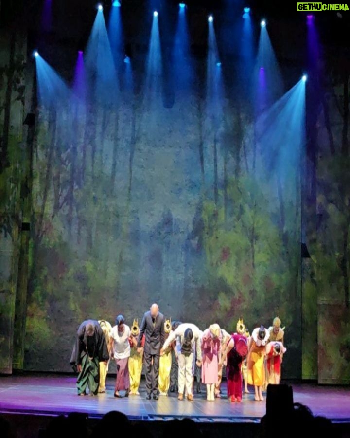 Taksaorn Paksukcharern Instagram - "WATERFALL" A New Musical มิวซิคัลไทยที่เคยไปบรอดเวย์ แล้ววันนี้กลับมาไทยให้เราได้ดูกันในเวอร์ชั่นใหม่ กับนักแสดง นักเขียนบท นักเขียนเพลงบรอดเวย์ระดับโลก ไฮไลท์อยู่ที่ยกน้ำตกมิตะเกะมาไว้บนเวทีเลยค่ะ! เป็นโปรดักชันที่ไม่ควรพลาด แสดงถึง 1 ตุลาคมนี้เท่านั้นนะคะ ถ้าใครไปดูจะบอกว่าแอฟชอบความสัมพันธ์ของ แคทเธอรีน & นวล น่ารักกก… 🤍 #waterfallanewmusical #เมืองไทยรัชดาลัยเธียเตอร์ เมืองไทยรัชดาลัยเธียเตอร์ Esplanad Ratchada