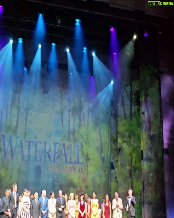 Taksaorn Paksukcharern Instagram - "WATERFALL" A New Musical มิวซิคัลไทยที่เคยไปบรอดเวย์ แล้ววันนี้กลับมาไทยให้เราได้ดูกันในเวอร์ชั่นใหม่ กับนักแสดง นักเขียนบท นักเขียนเพลงบรอดเวย์ระดับโลก ไฮไลท์อยู่ที่ยกน้ำตกมิตะเกะมาไว้บนเวทีเลยค่ะ! เป็นโปรดักชันที่ไม่ควรพลาด แสดงถึง 1 ตุลาคมนี้เท่านั้นนะคะ ถ้าใครไปดูจะบอกว่าแอฟชอบความสัมพันธ์ของ แคทเธอรีน & นวล น่ารักกก… 🤍 #waterfallanewmusical #เมืองไทยรัชดาลัยเธียเตอร์ เมืองไทยรัชดาลัยเธียเตอร์ Esplanad Ratchada